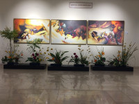 6. Alejandra Miura, Javiera Ghiringhelli, Escuela Ohara. Sueños de colores, ramas equicetum, aspidistra y helecho. Flores, azaleas, nandina, lilium, calas (4)